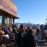 Clients sur la terrasse du restaurant les Papillons